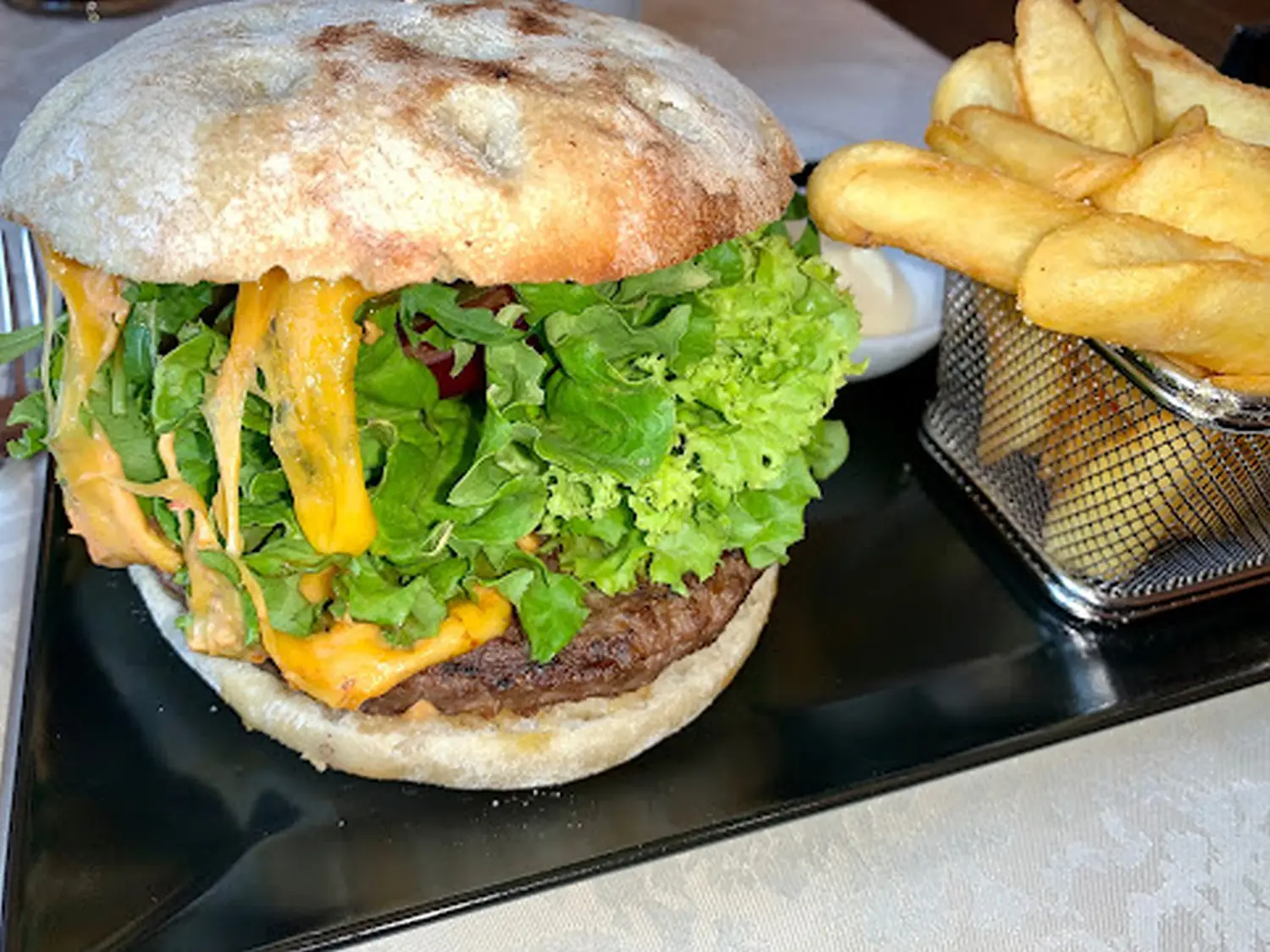 Pommes und Burger von Villa Wagner